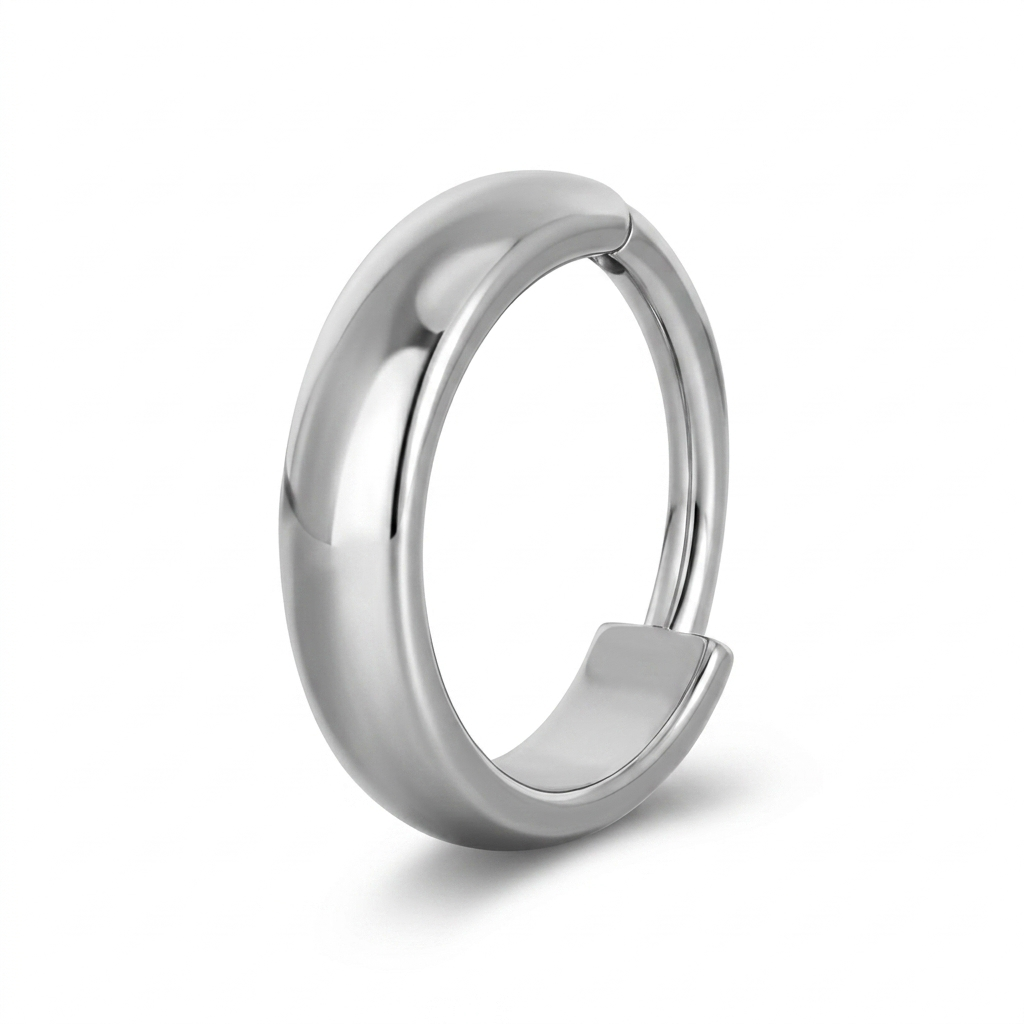 Design minimal ed elegante con profilo liscio e leggermente bombato, perfetto per chi cerca un gioiello discreto ma raffinato da indossare ogni giorno.