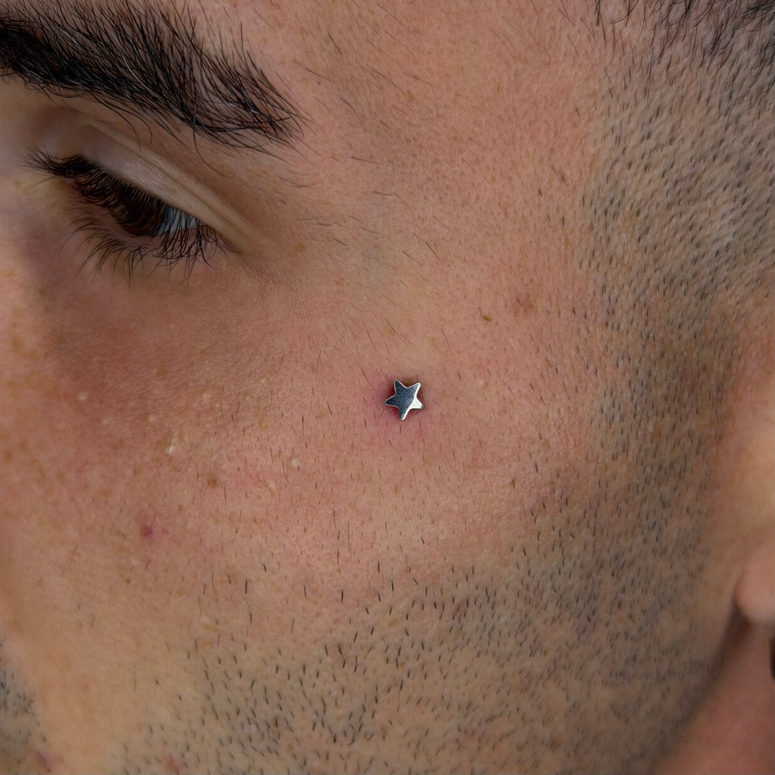 Terminale dermal dal design minimal e raffinato, caratterizzato da una delicata forma a stella che dona un tocco luminoso ed elegante senza risultare eccessiva. Perfetto per chi ama uno stile essenziale ma ricco di personalità