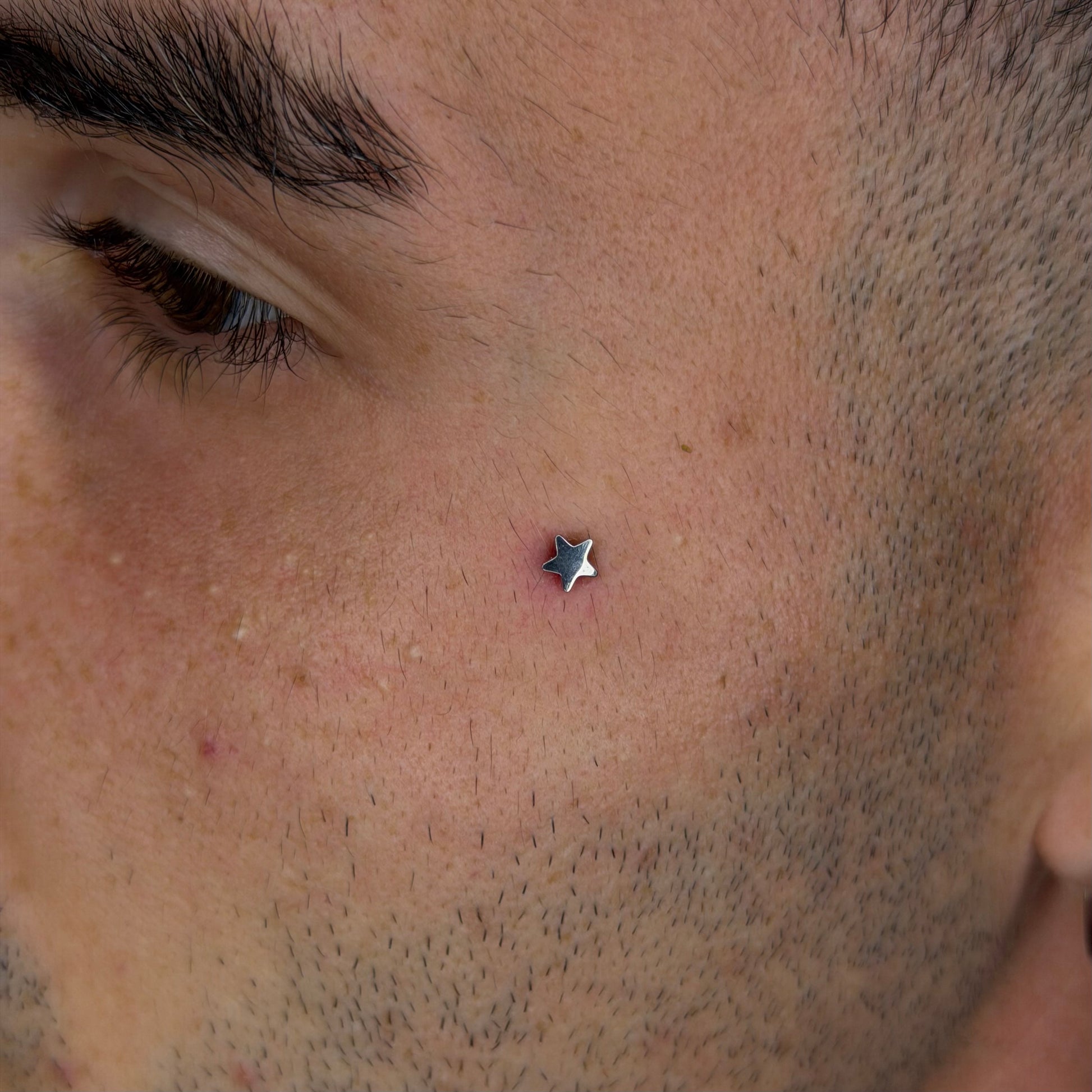 Terminale dermal dal design minimal e raffinato, caratterizzato da una delicata forma a stella che dona un tocco luminoso ed elegante senza risultare eccessiva. Perfetto per chi ama uno stile essenziale ma ricco di personalità
