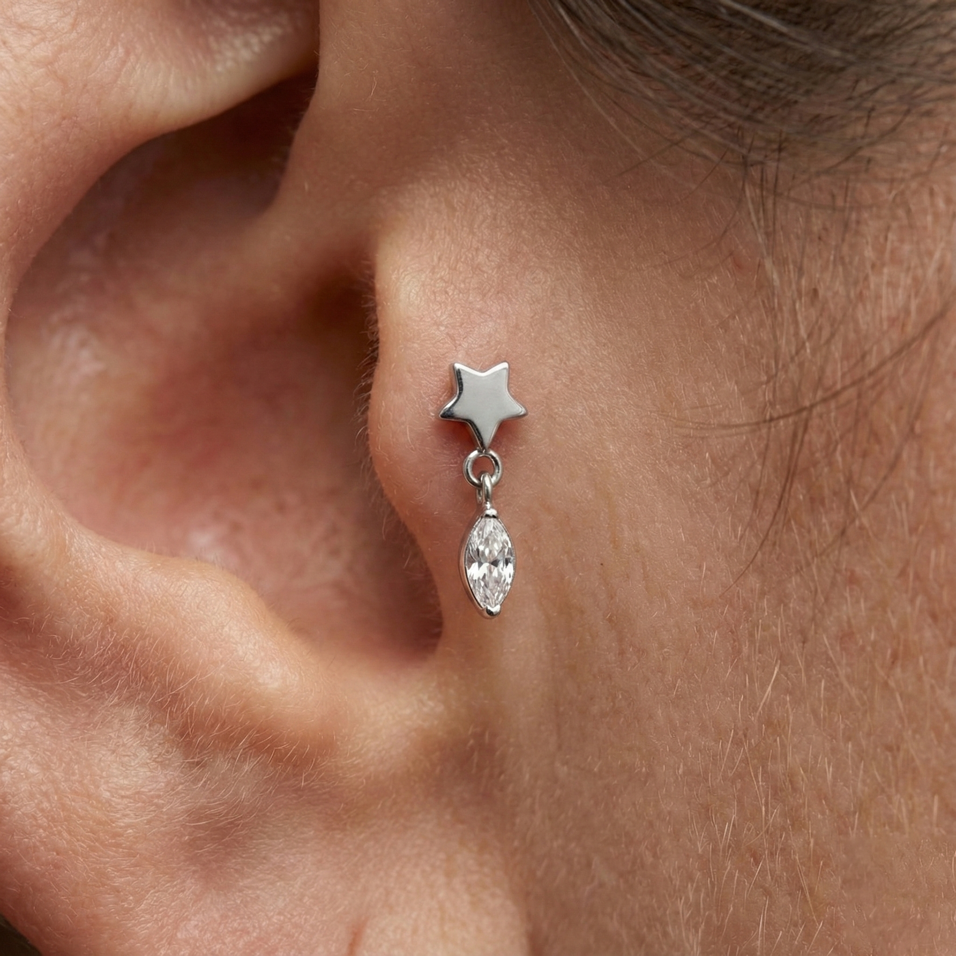 Piercing titanio Star Drop a stella e goccia con brillantino, gioiello pendente ipoallergenico.