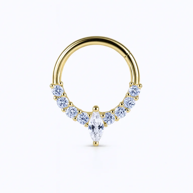 Aggiungi un tocco di eleganza e stile al tuo look con il Tribe Clicker in oro, il piercing raffinato e brillante dal design moderno e distintivo.
Realizzato in oro di alta qualità, è ipoallergenico e sicuro anche per pelli sensibili, garantendo comfort e durata nel tempo.