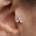 Piercing titanio Trinity Marquise, gioiello ipoallergenico con tre pietre a taglio marquise a forma di petalo.