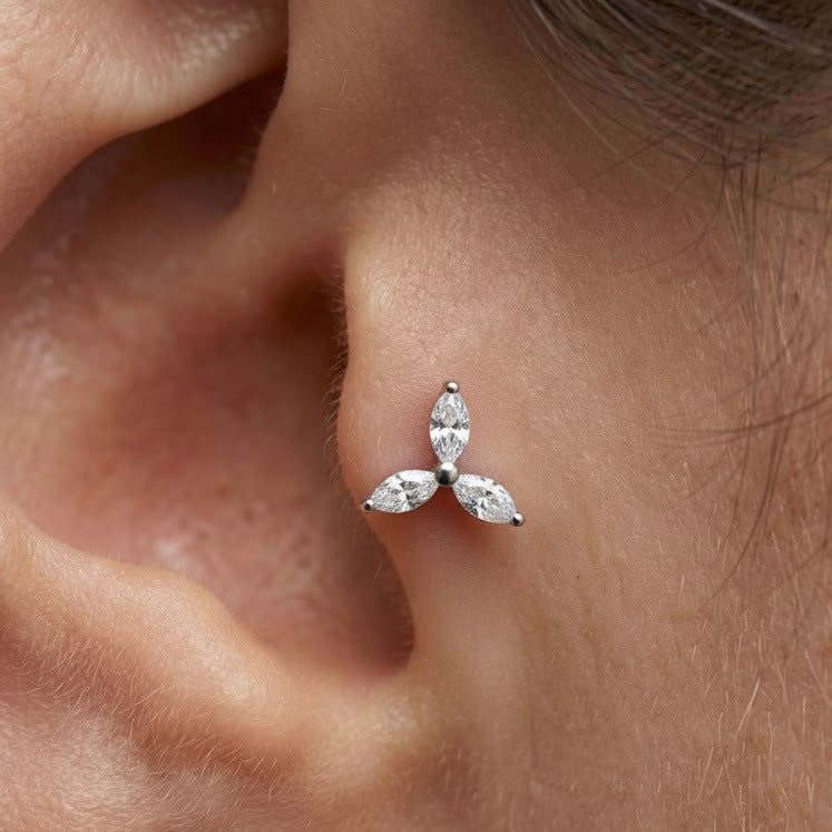 Piercing titanio Trinity Marquise, gioiello ipoallergenico con tre pietre a taglio marquise a forma di petalo.