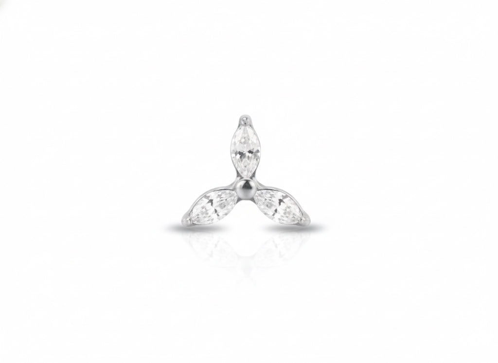 Piercing titanio Trinity Marquise, gioiello ipoallergenico con tre pietre a taglio marquise a forma di petalo.
