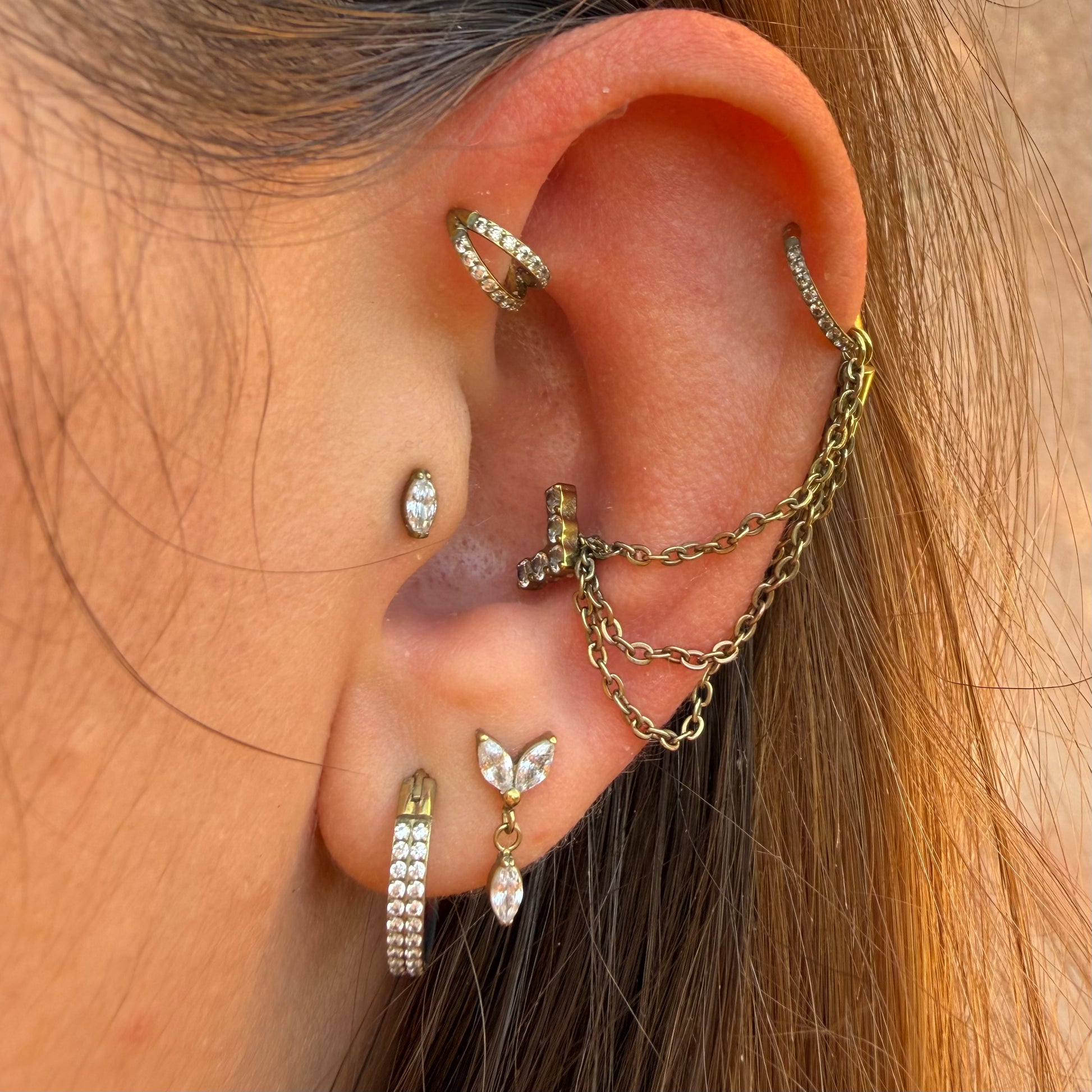 Catenella doppia/tripla "Triple Chain" in titanio ipoallergenico. Accessorio lungo per collegare due fori (piercing Helix e Conch) creando un look a strati e riempiendo l'orecchio di gioielli.