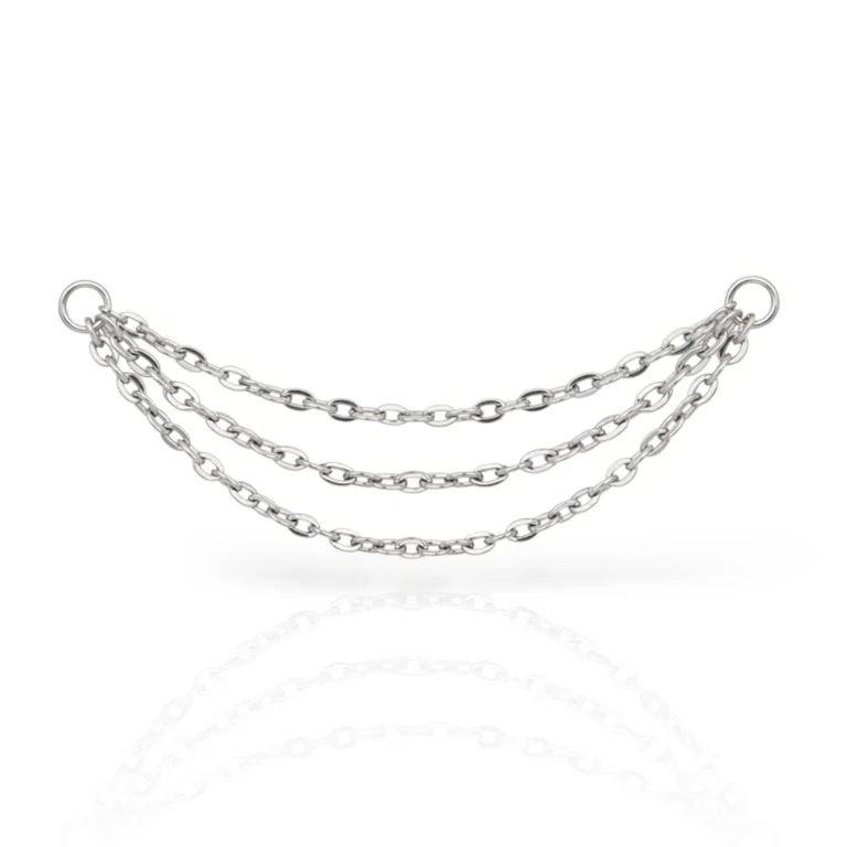 Catenella tripla "Triple Chain" in titanio di grado implantare, design a tre fili pendenti. Accessorio versatile per piercing che collega fori multipli (ear styling)