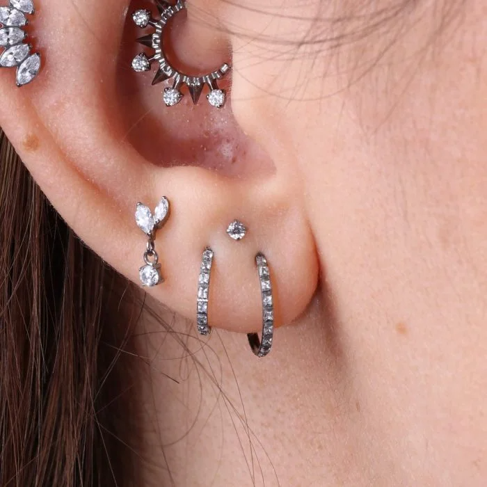 Gioiello Orecchio Titanio con gemma a Marquise e goccia pendente, design elegante