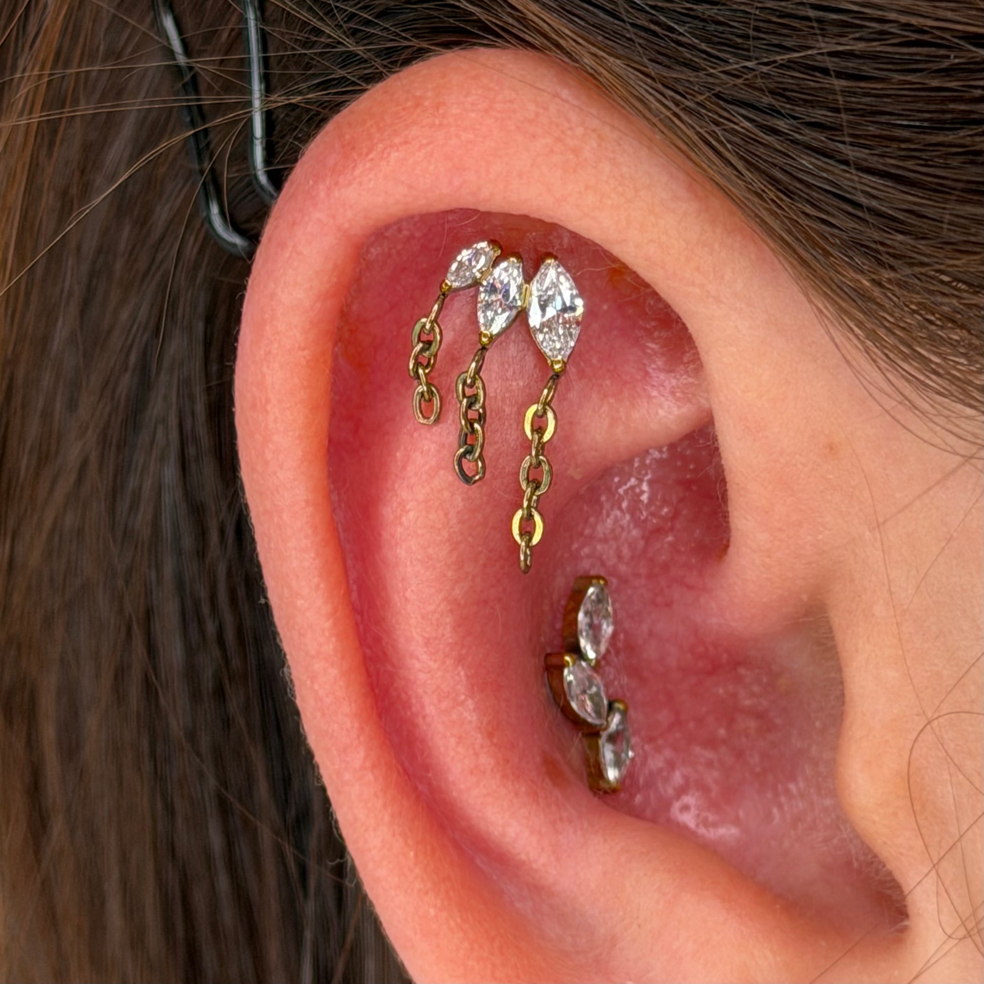 Design con cristalli marquise e catenelle pendenti. Sicuro, leggero e perfetto per Flat e Lobo.