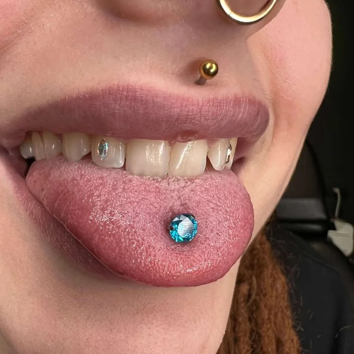 Set di Palline Piercing Titanio con Zirconi colorati, disponibile con filettatura 1,6 nelle colorazioni: Blu, Bianco e Aurora Boreale