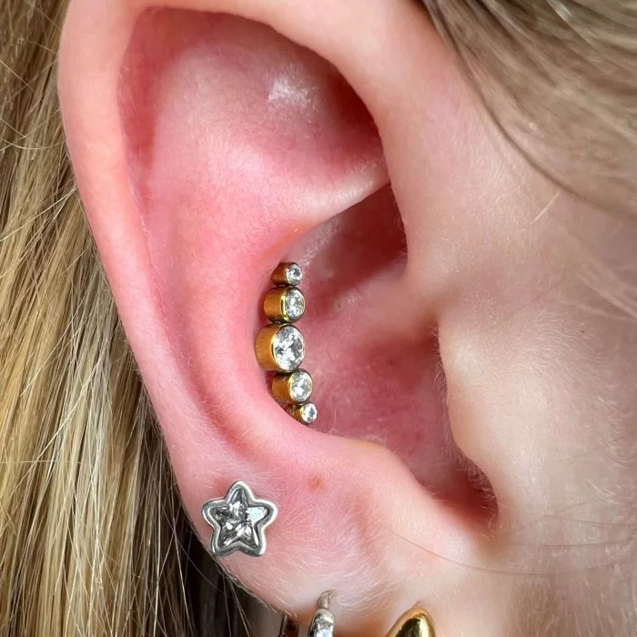 Gioiello piercing cluster zirconi in titanio anodizzato