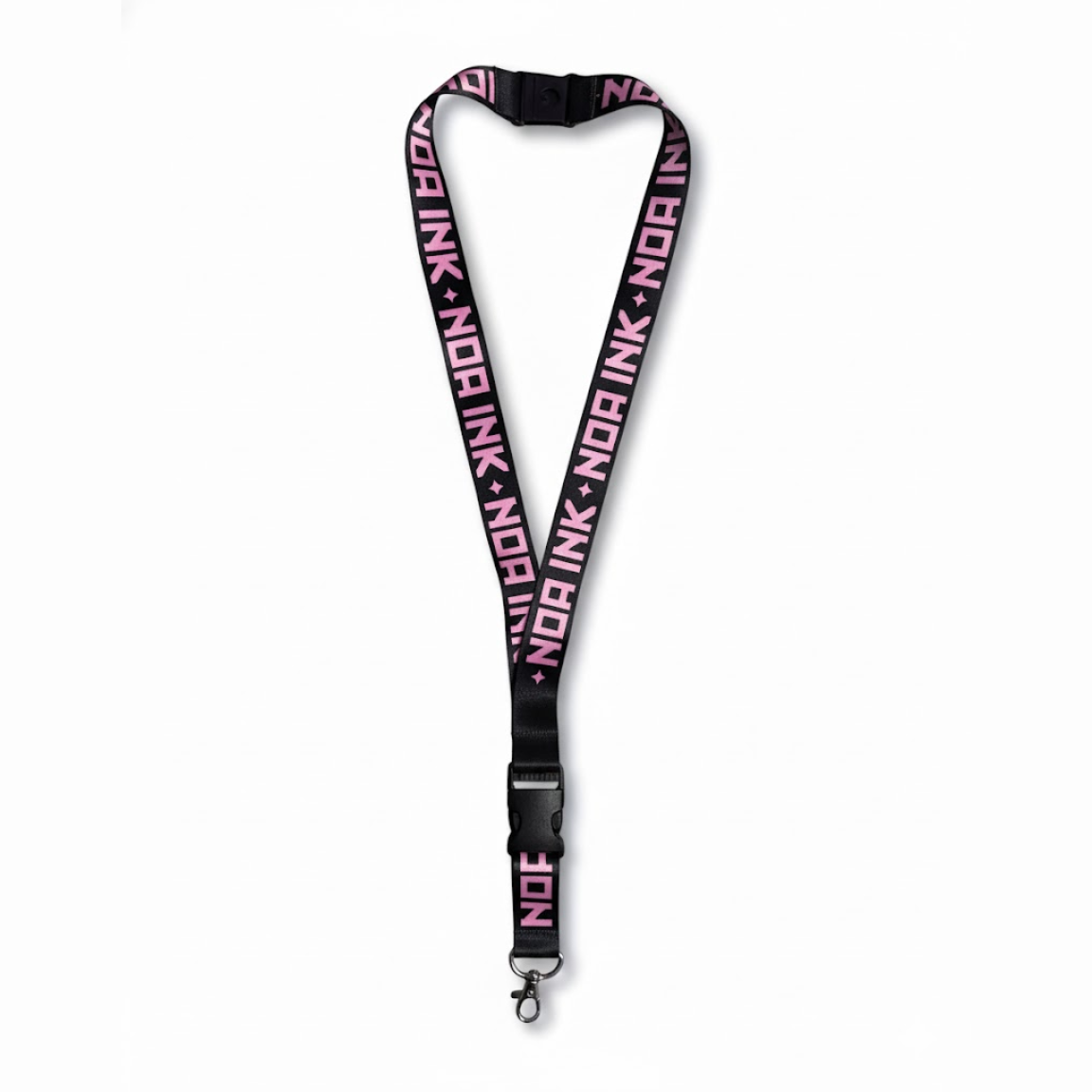 Cordino lanyard nero NOA INK con logo rosa, accessorio unisex in tessuto resistente, perfetto per badge, chiavi o pass, design moderno ed elegante su sfondo bianco.
