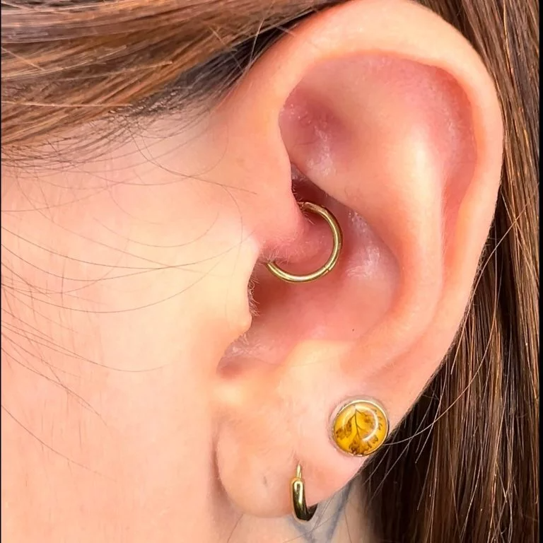 Basic Clicker Ring in titanio lucido, anello clicker dal design essenziale, pratico e resistente.