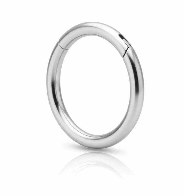 Basic Clicker Ring in titanio lucido, anello clicker dal design essenziale, pratico e resistente.