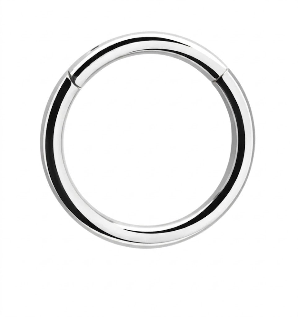 Basic Clicker Ring in titanio lucido, anello clicker dal design essenziale, pratico e resistente.
