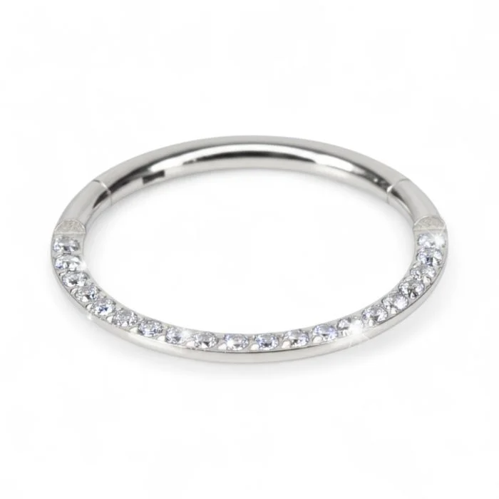 Piercing Basic Shine Clicker in titanio lucido, design semplice e raffinato con chiusura pratica a click.