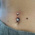 Piercing Bling Navel in titanio – barra curva per ombelico con gemme brillanti, ipoallergenico e resistente per un look luminoso.