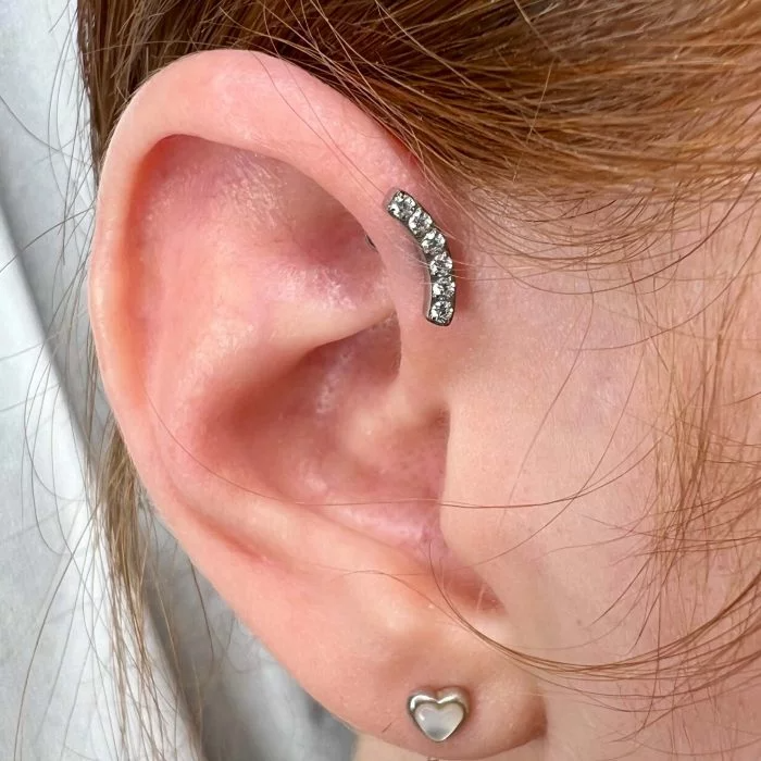 Piercing in titanio grado medicale con design a parentesi Brackets, perfetto per orecchio e cartilagine.