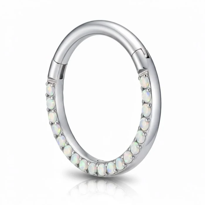Piercing Bright Clicker in titanio – anello con chiusura a click, luminoso e resistente, ipoallergenico e perfetto per uno stile elegante e moderno.