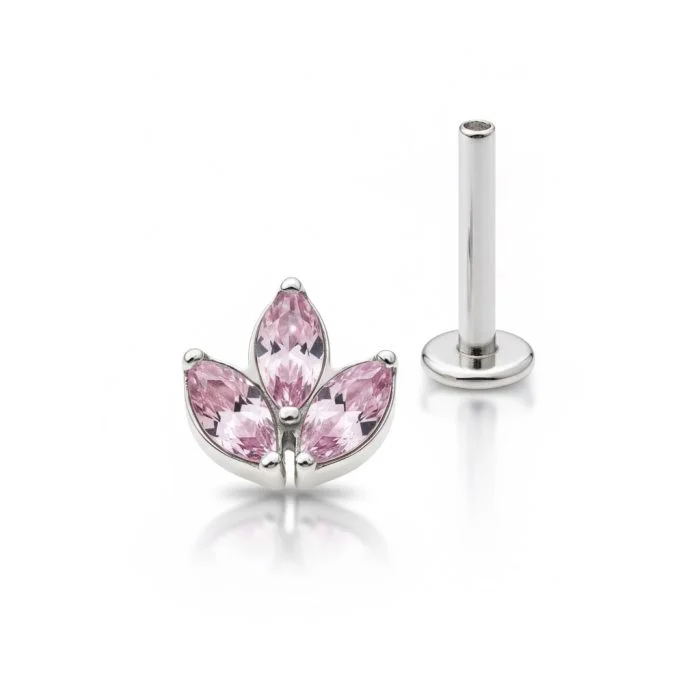 Piercing Bright Petals in titanio lucido con fiore a petali luminosi, design delicato e moderno.