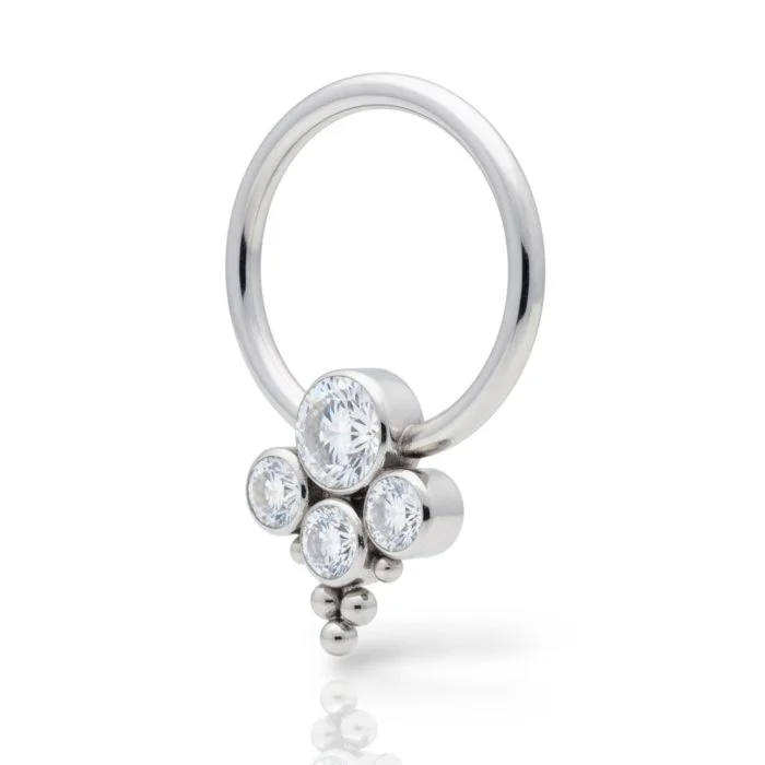 Il Bubble Big Piercing in Titanio è il gioiello perfetto per chi ama distinguersi con uno stile deciso e moderno, senza rinunciare a qualità e comfort.
Realizzato in titanio di grado implantare, è leggero, ipoallergenico e completamente resistente all’acqua e alla corrosione, ideale anche per le pelli più sensibili e per un uso quotidiano.