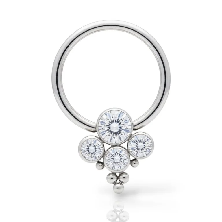 Il Bubble Big Piercing in Titanio è il gioiello perfetto per chi ama distinguersi con uno stile deciso e moderno, senza rinunciare a qualità e comfort.
Realizzato in titanio di grado implantare, è leggero, ipoallergenico e completamente resistente all’acqua e alla corrosione, ideale anche per le pelli più sensibili e per un uso quotidiano.