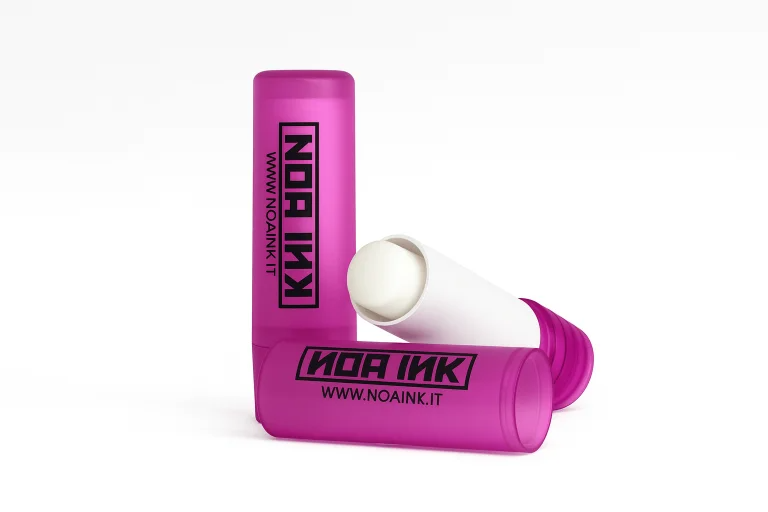 Il Burrocacao idratante naturale è il compagno ideale per la cura quotidiana delle labbra. La sua formula nutriente e protettiva aiuta a mantenere le labbra morbide, lisce e idratate in ogni stagione.