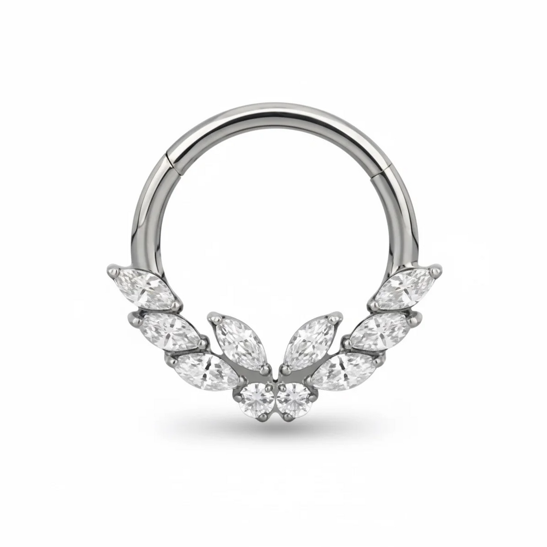 Il design a forma di farfalla, simbolo di libertà e rinascita, aggiunge un tocco raffinato e femminile, perfetto per valorizzare ogni look con eleganza.
Grazie al pratico sistema clicker, il Butterfly Clicker in titanio è facile da indossare e assicura una chiusura stabile e sicura.