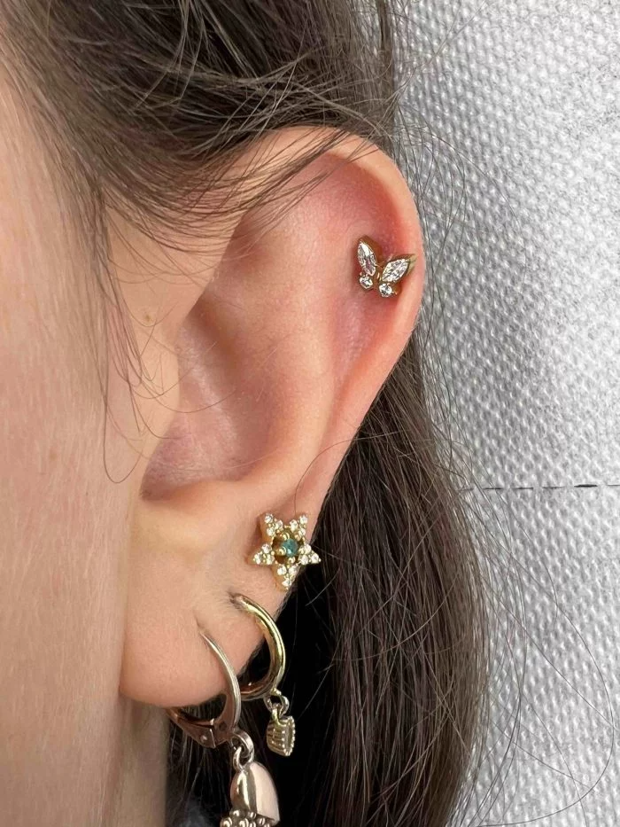 Piercing decorativo a forma di farfalla (Butterfly) in titanio di grado implantare ASTM F136. Gioiello con dettagli micro-incastonati.