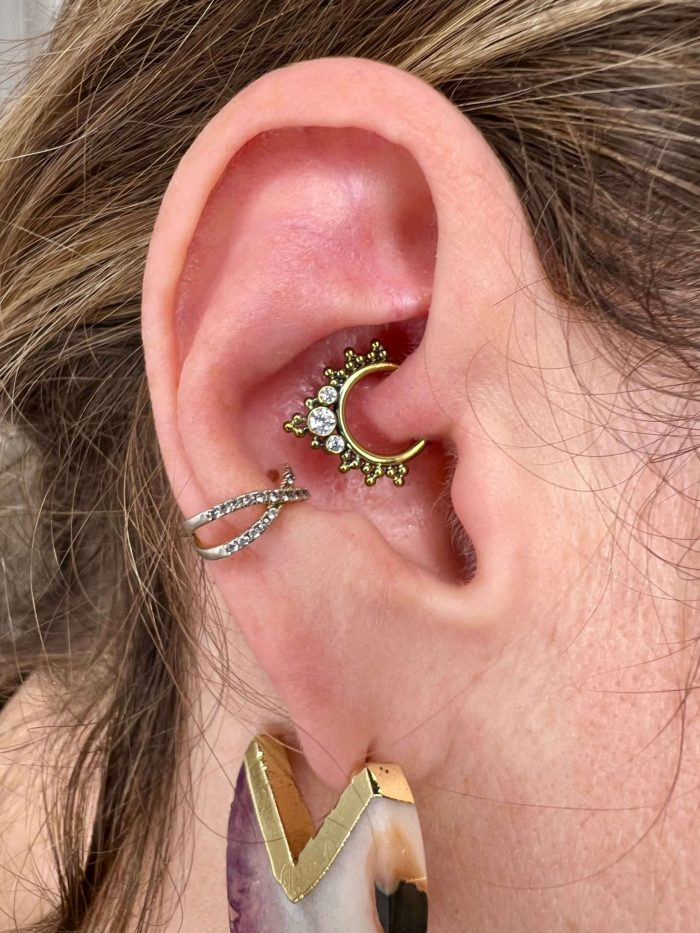 Il design Cairo Clicker, con finitura brillante e linee pulite, dona un effetto elegante e contemporaneo, perfetto per chi desidera un gioiello discreto ma d’impatto.
La struttura in titanio assicura brillantezza, durabilità e comfort durante tutto il giorno, mantenendo il piercing sempre elegante e sicuro.