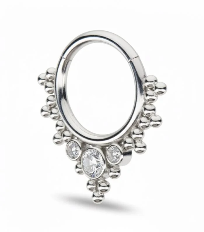 Il design Cairo Clicker, con finitura brillante e linee pulite, dona un effetto elegante e contemporaneo, perfetto per chi desidera un gioiello discreto ma d’impatto.
La struttura in titanio assicura brillantezza, durabilità e comfort durante tutto il giorno, mantenendo il piercing sempre elegante e sicuro.