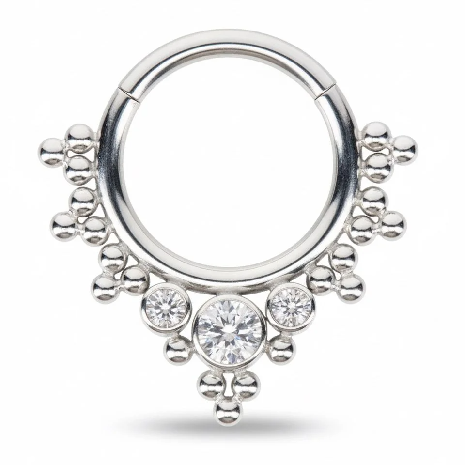 Il design Cairo Clicker, con finitura brillante e linee pulite, dona un effetto elegante e contemporaneo, perfetto per chi desidera un gioiello discreto ma d’impatto.
La struttura in titanio assicura brillantezza, durabilità e comfort durante tutto il giorno, mantenendo il piercing sempre elegante e sicuro.