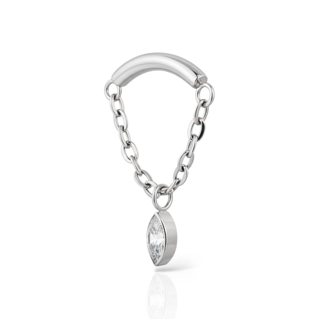 Il piercing “Chain Drop” in titanio unisce luce e movimento: una catena delicata che danza sulla pelle, simbolo di eleganza e libertà.