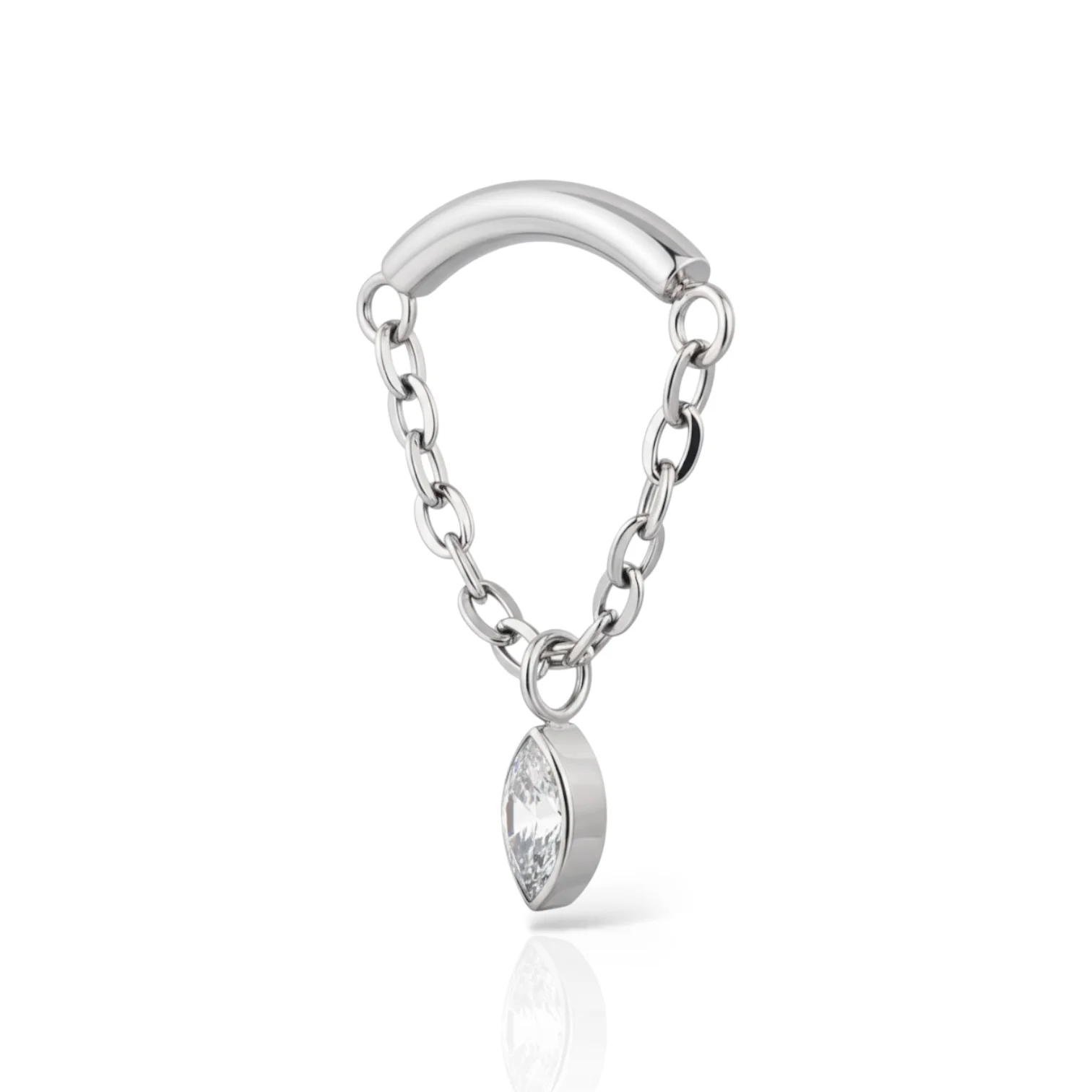 Il piercing “Chain Drop” in titanio unisce luce e movimento: una catena delicata che danza sulla pelle, simbolo di eleganza e libertà.