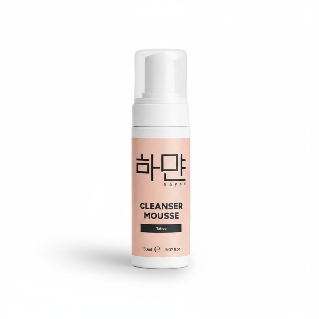 Grazie alla consistenza in mousse leggera e schiumosa, il detergente Hayan permette una pulizia profonda ma delicata, rispettando i tessuti tatuati e favorendo una guarigione ottimale.
Perfetto per chi desidera una cura completa del tatuaggio, il Cleanser Mousse Hayan protegge i colori e la pelle, mantenendo il tatuaggio sempre nitido e vivo.