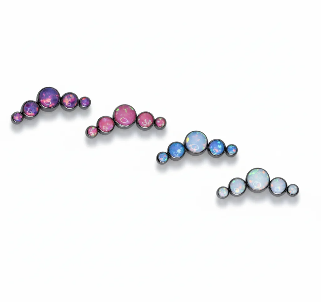 Gioiello piercing Cluster Opale a Cinque Elementi in Titanio Chirurgico. Design anallergico con cinque opali scintillanti, perfetto per aggiungere luce a helix, conch o flat.