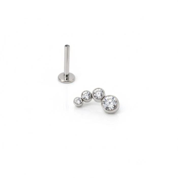 Piercing Cluster Quadruplo realizzato in Titanio Chirurgico. Quattro cristalli di zircone raggruppati, massima brillantezza, ideale per trago, helix o lobo alto.