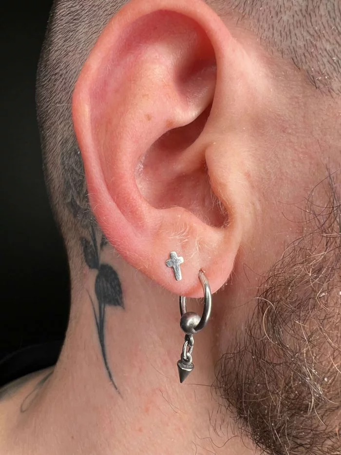 Top piercing a forma di croce (Cross) con sistema threadless (a pressione). Gioiello in titanio di grado implantare ASTM F136.