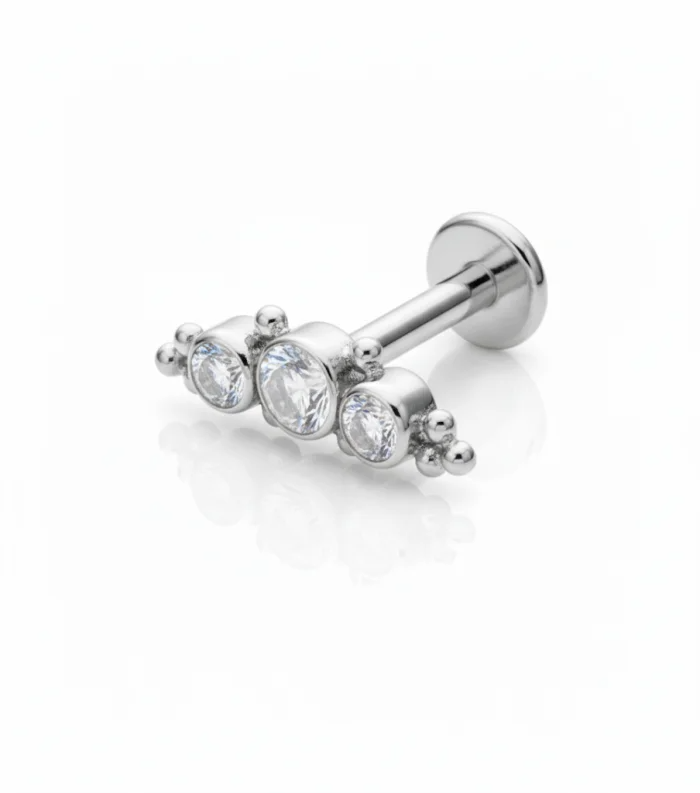 Cluster piercing a tre gemme (Crystal Cluster) in titanio anallergico, massima brillantezza.