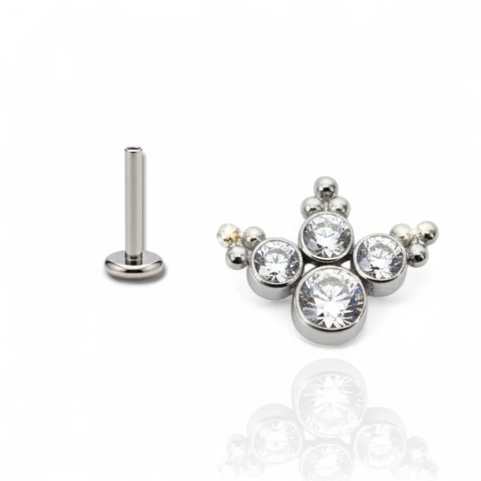 Piercing Crystal Queen in titanio anallergico con cristalli luminosi, gioiello elegante e sicuro per lobi, helix o conch. Design raffinato, perfetto per chi ama uno stile brillante e minimal.