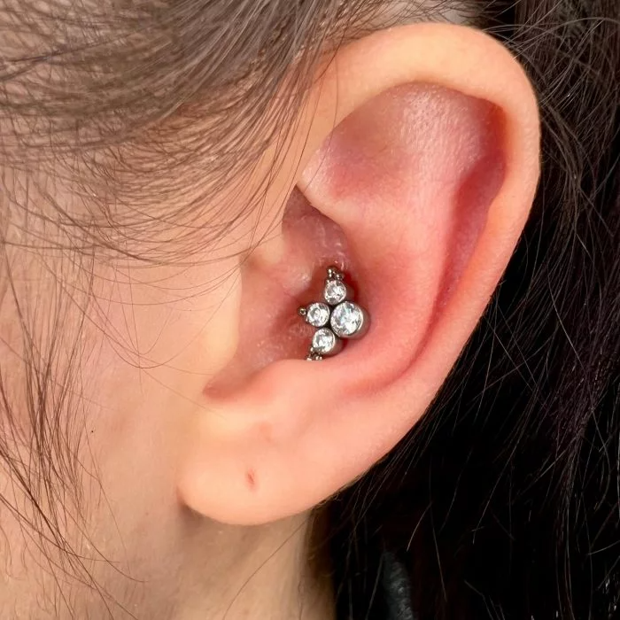 Piercing Crystal Queen in titanio anallergico con cristalli luminosi, gioiello elegante e sicuro per lobi, helix o conch. Design raffinato, perfetto per chi ama uno stile brillante e minimal.