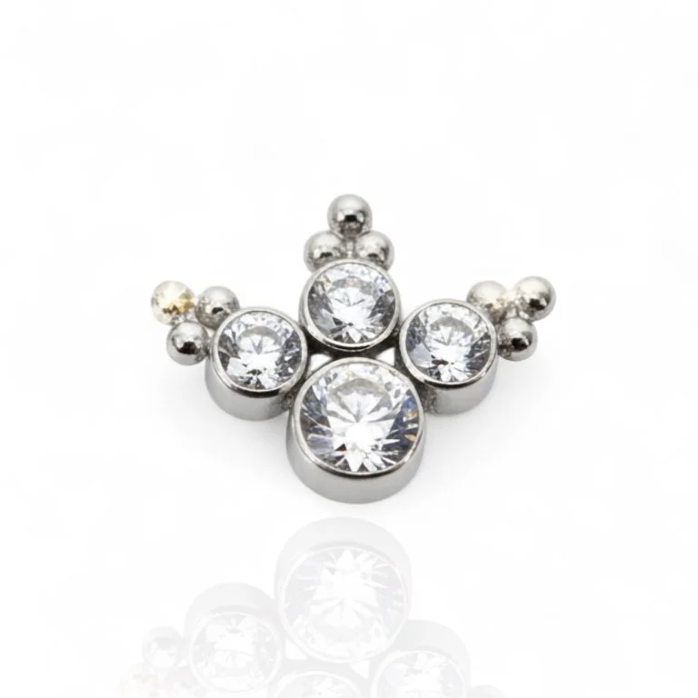 Piercing Crystal Queen in titanio anallergico con cristalli luminosi, gioiello elegante e sicuro per lobi, helix o conch. Design raffinato, perfetto per chi ama uno stile brillante e minimal.