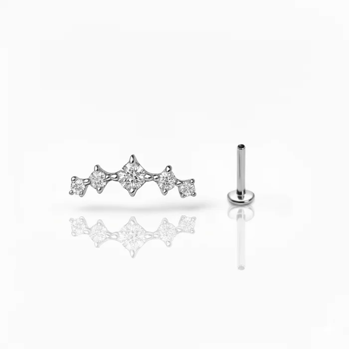 Gioiello piercing in titanio con chiusura clicker e pendente a catena, luminoso e raffinato per helix e lobo.