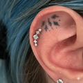 Gioiello piercing in titanio con chiusura clicker e pendente a catena, luminoso e raffinato per helix e lobo