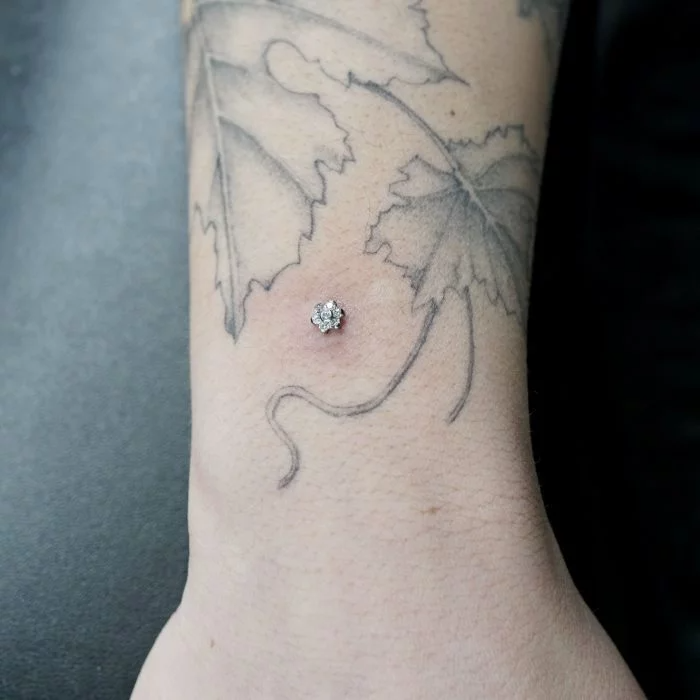 Illumina la tua pelle con Daisy Dermal in titanio, il piercing dermale ispirato alla delicatezza del fiore di margherita. Realizzato in titanio, è completamente ipoallergenico, leggero e sicuro anche per le pelli più sensibili.