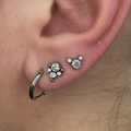 Piercing in titanio ipoallergenico Different Cluster, ideale per look luminosi e delicati.