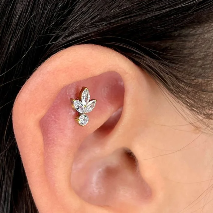 Piercing in titanio con design Dot Marquise, elegante e minimalista