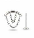 Piercing in titanio leggero con doppia catena decorativa, resistente e dal design raffinato.
