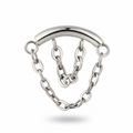 Piercing in titanio leggero con doppia catena decorativa, resistente e dal design raffinato.