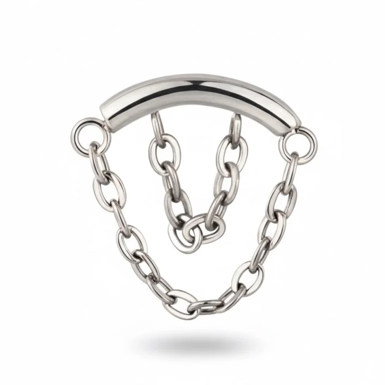 Piercing in titanio leggero con doppia catena decorativa, resistente e dal design raffinato.