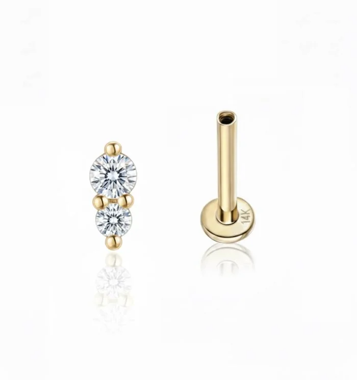 Piercing Double Dot in oro, doppio punto luminoso minimal, gioiello elegante per lobo, helix o trago.